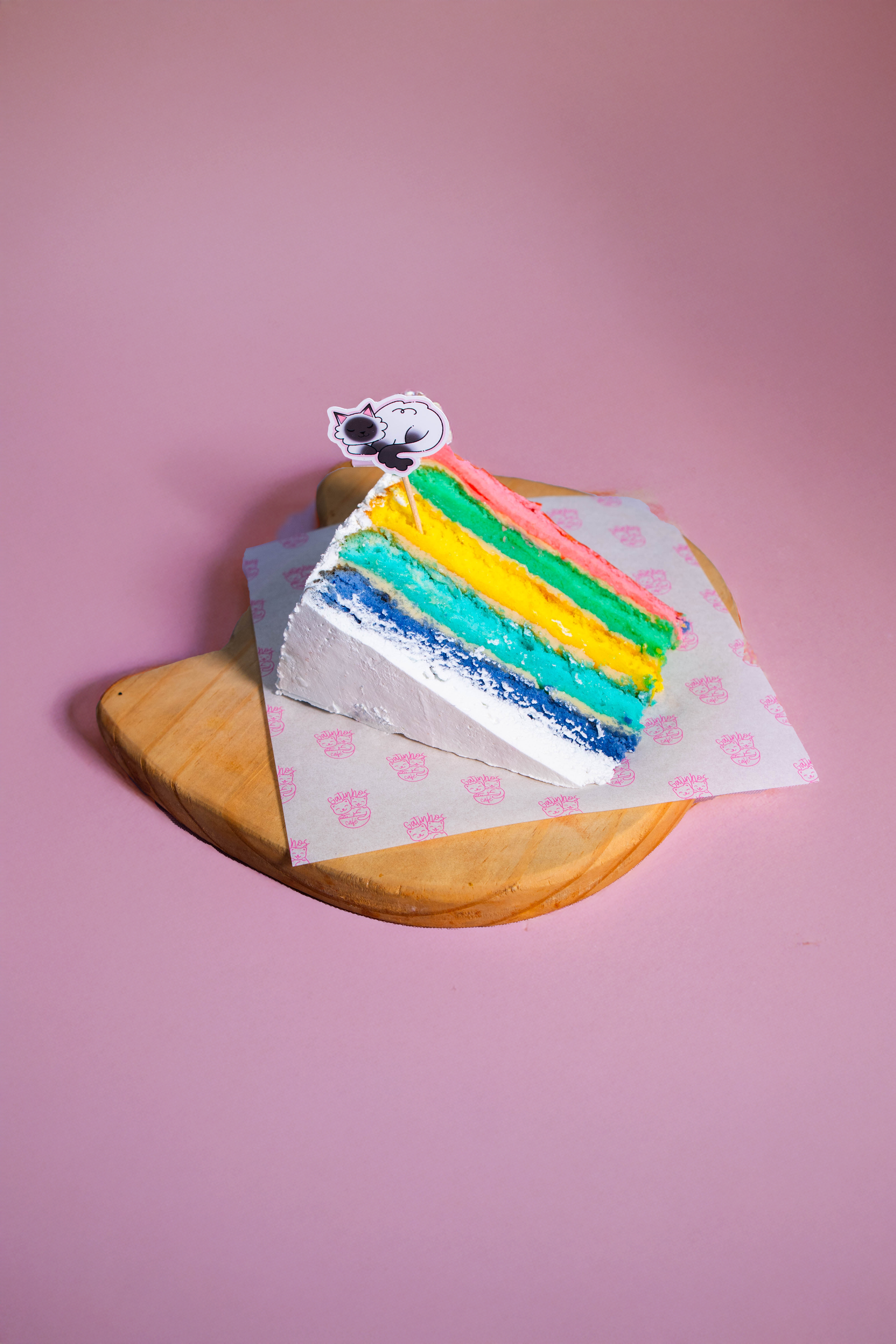 Bolo arco-íris do Gatinhos Café